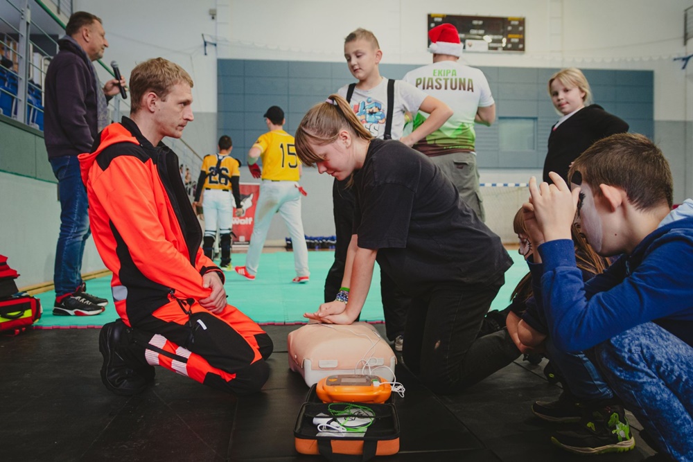 Sportowe Mikołajki z Zadymą 2023. Dzieci z domów dziecka w Katowicach świętują