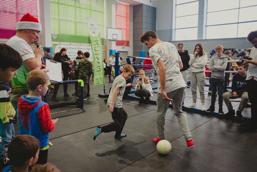 Sportowe Mikołajki z Zadymą 2023. Dzieci z domów dziecka w Katowicach świętują