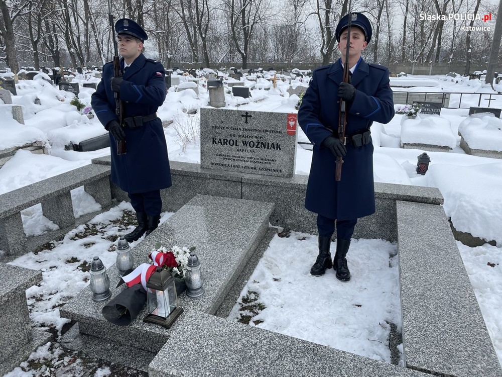 Policjanci uczcili 100. rocznicę śmierci ks. mjr. WP Karola Woźniaka