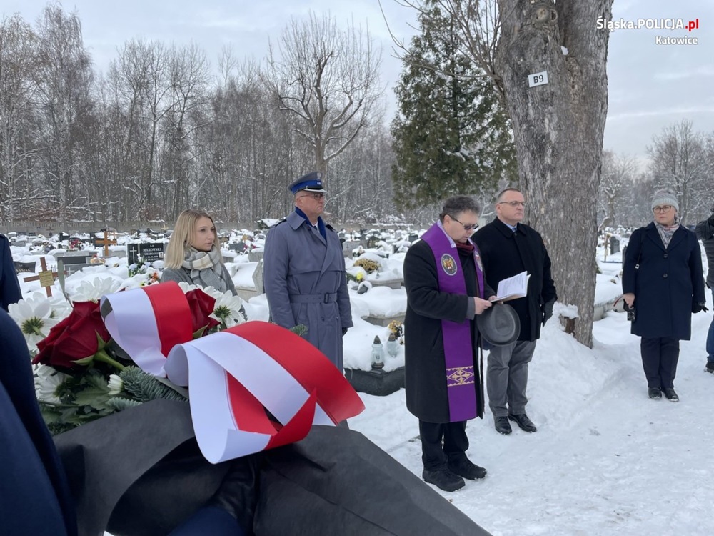 Policjanci uczcili 100. rocznicę śmierci ks. mjr. WP Karola Woźniaka