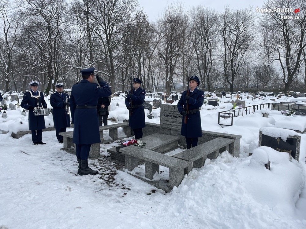 Policjanci uczcili 100. rocznicę śmierci ks. mjr. WP Karola Woźniaka