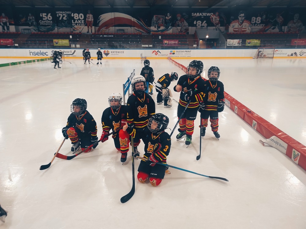 Turniej Mikołajkowy na lodzie w katowickim MOSiR. Zobacz, co się działo!