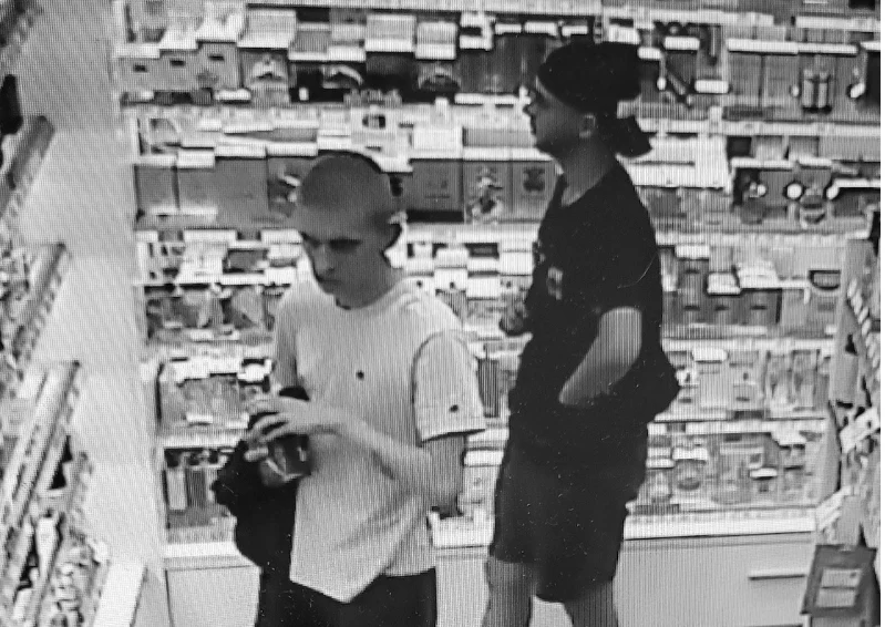 Podejrzewani o kradzież w katowickiej drogerii. Widziałeś tych mężczyzn?