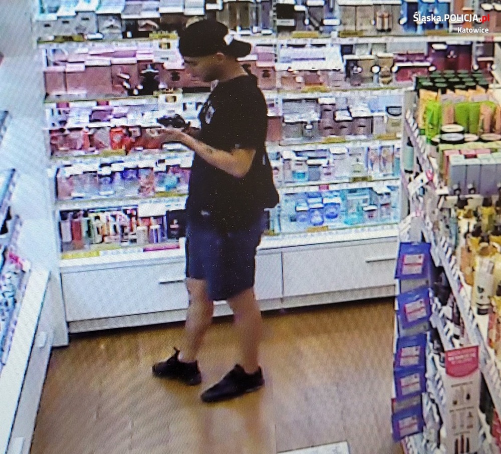 Podejrzewani o kradzież w katowickiej drogerii. Widziałeś tych mężczyzn?