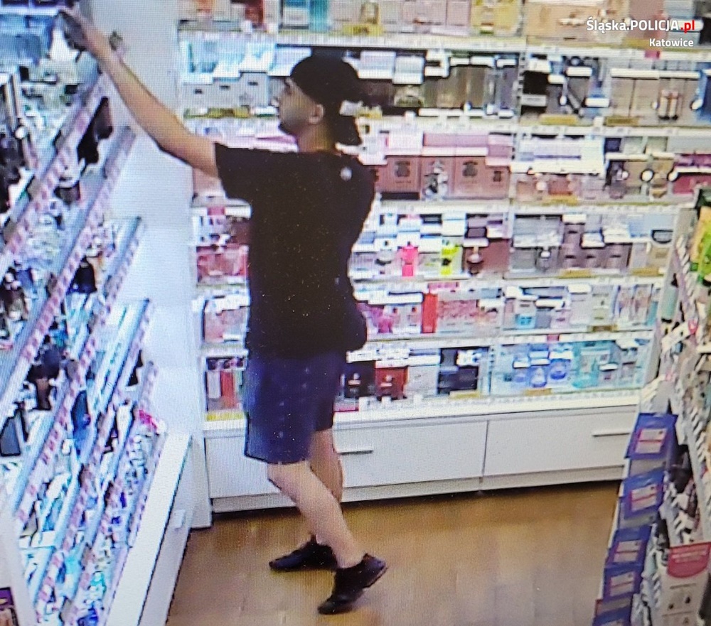 Podejrzewani o kradzież w katowickiej drogerii. Widziałeś tych mężczyzn?
