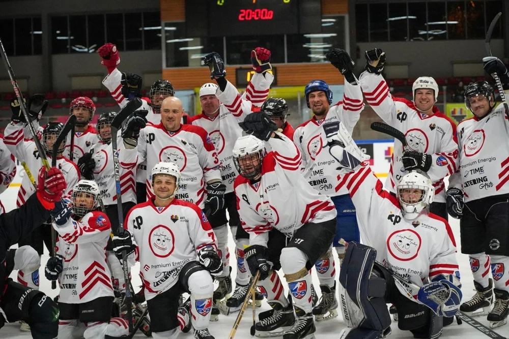 Charytatywny mecz hokeja w Katowicach. Spotkanie przedsiębiorców i artystów na lodowisku