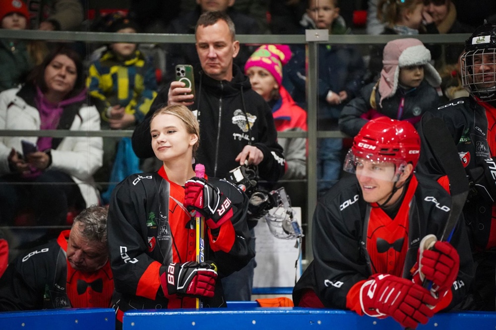 Charytatywny mecz hokeja w Katowicach. Spotkanie przedsiębiorców i artystów na lodowisku