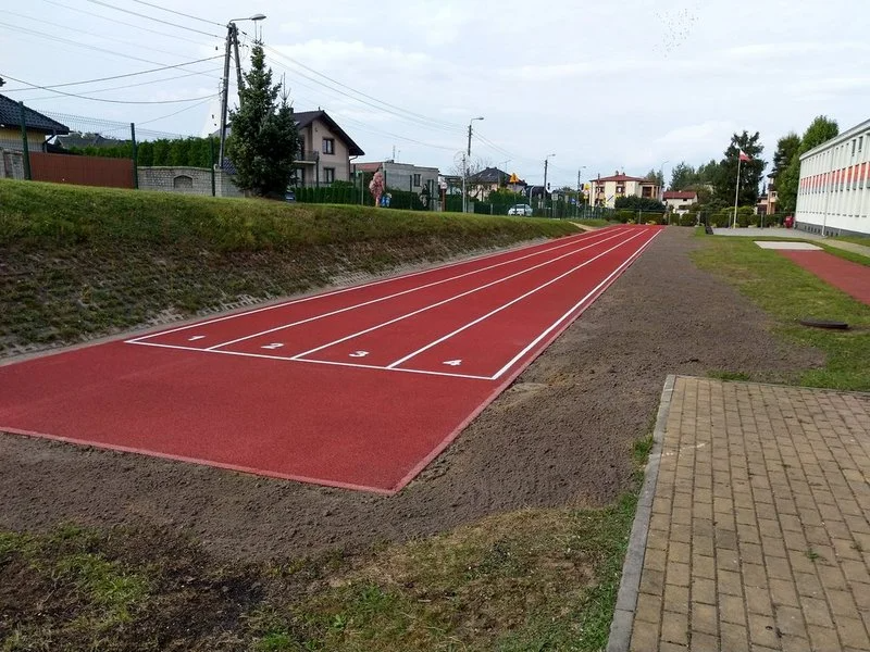 Przy Szkole Podstawowej nr 11 w Roju powstała nowa bieżnia. To projekt wybrany w ŻBO