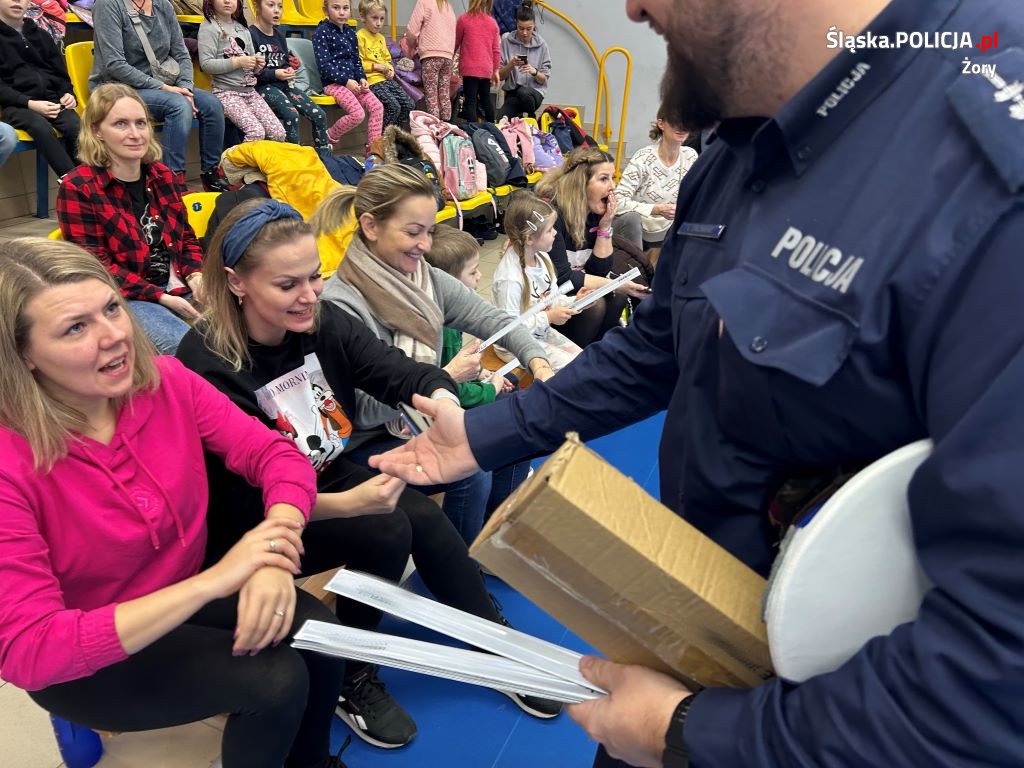 Na 28. Mikołajkowym Turnieju Przedszkolaków nie mogło zabraknąć żorskich stróżów prawa