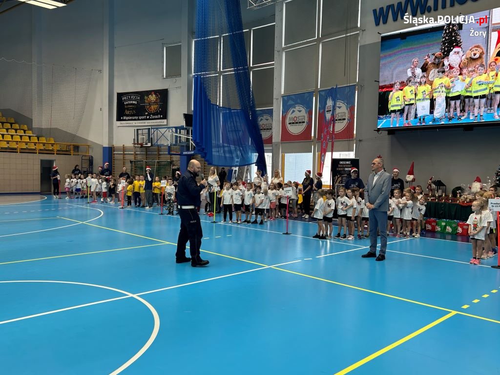Na 28. Mikołajkowym Turnieju Przedszkolaków nie mogło zabraknąć żorskich stróżów prawa