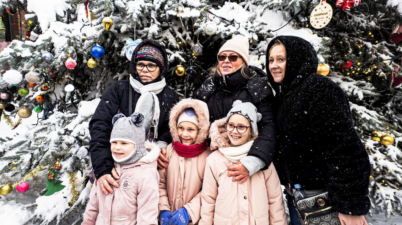 Mieszkańcy Chorzowa wspólnie ozdobili miejską choinkę / fot. Andrzej Kotala FB 24