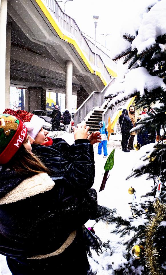 Mieszkańcy Chorzowa wspólnie ozdobili miejską choinkę / fot. Andrzej Kotala FB 25