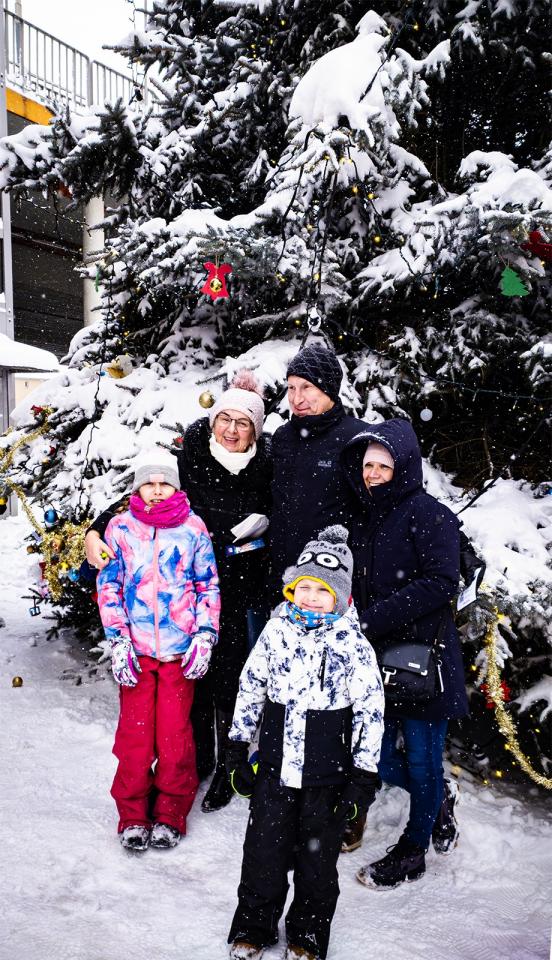 Mieszkańcy Chorzowa wspólnie ozdobili miejską choinkę / fot. Andrzej Kotala FB 26