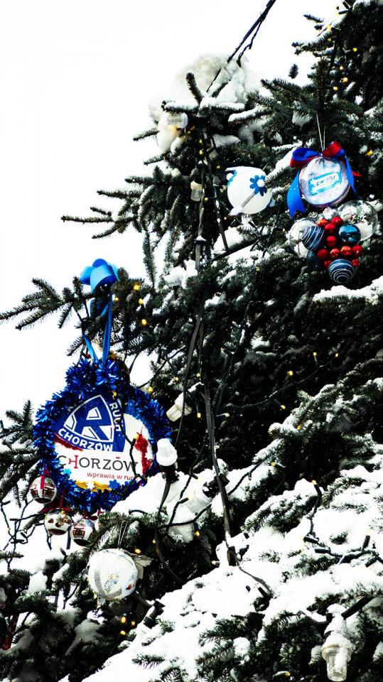 Mieszkańcy Chorzowa wspólnie ozdobili miejską choinkę / fot. Andrzej Kotala FB 27