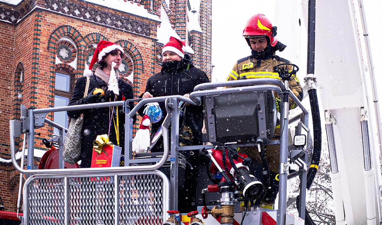 Mieszkańcy Chorzowa wspólnie ozdobili miejską choinkę / fot. Andrzej Kotala FB 29