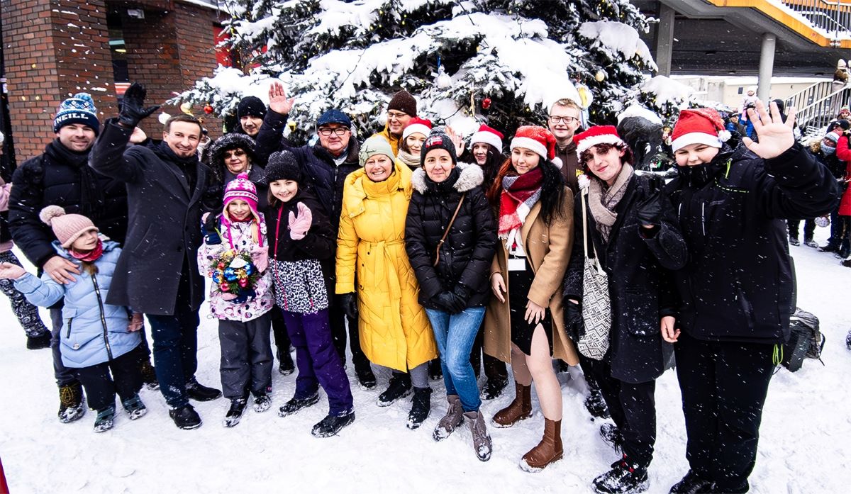 Mieszkańcy Chorzowa wspólnie ozdobili miejską choinkę. Zobaczcie zdjęcia!