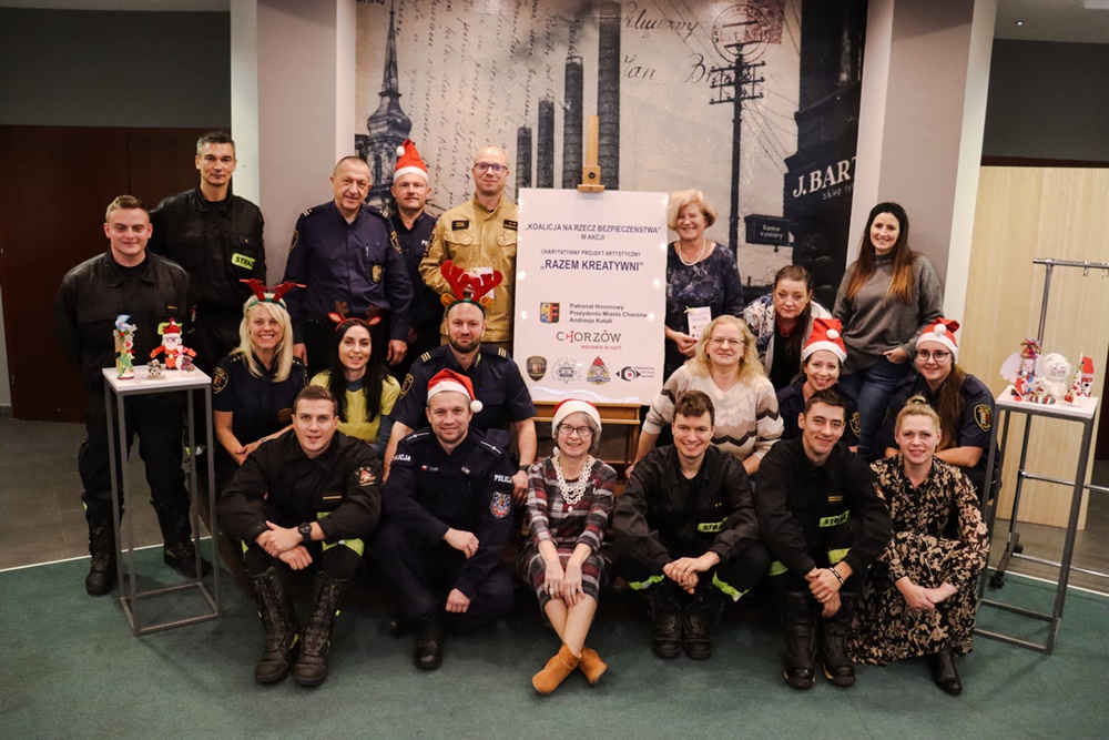 Chorzowscy policjanci tworzyli własnoręczne dekoracje dla podopiecznych hospicjum!