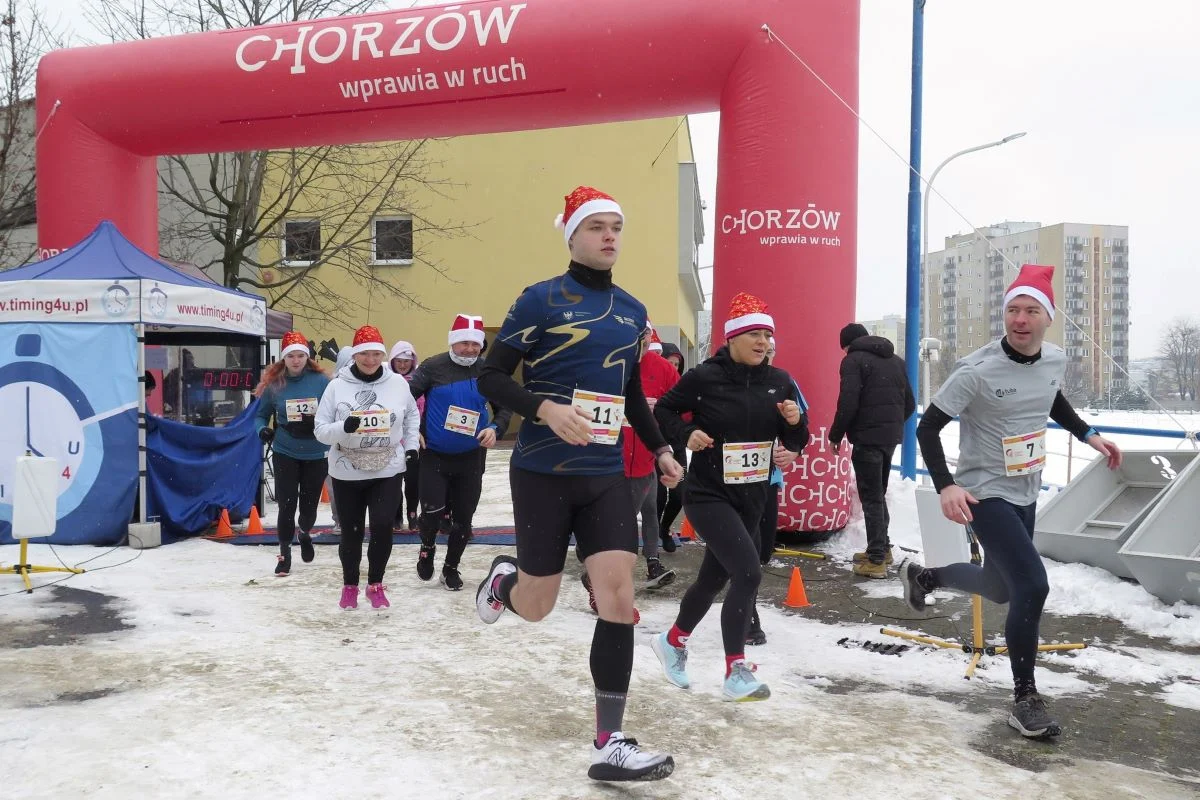 Chorzowianie pobiegli w szczytnym celu! Zobaczcie zdjęcia z I Mikołajkowej Mili