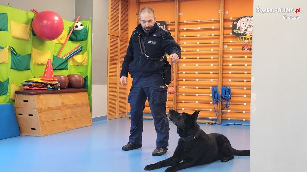Chorzowski dzielnicowy spotkał się z dziećmi. Policjant przyszedł z psem!