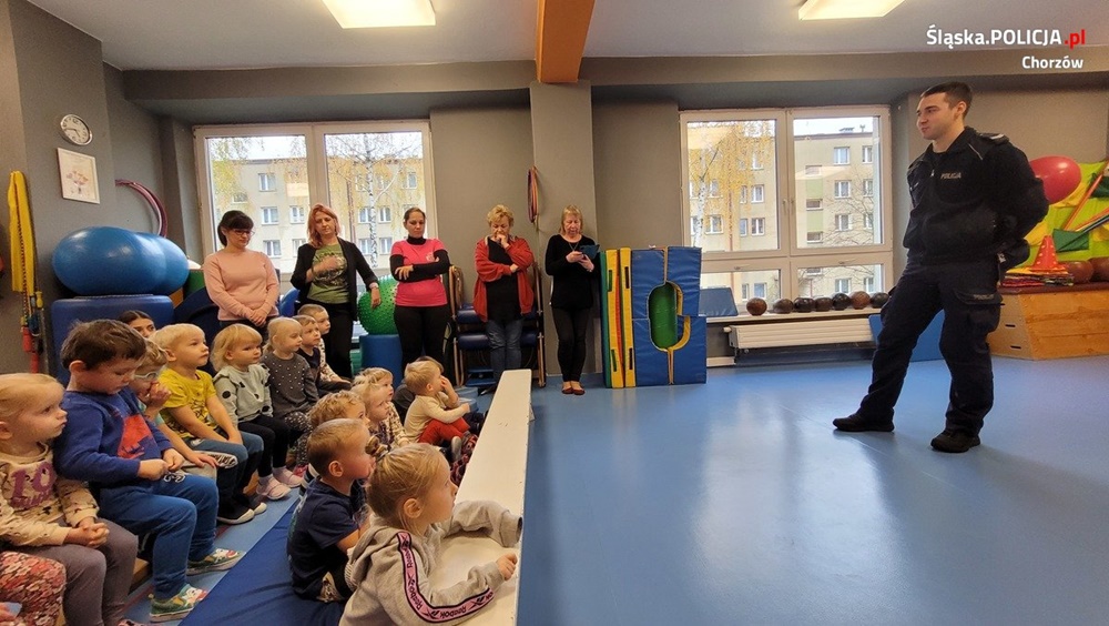 Chorzowski dzielnicowy spotkał się z dziećmi. Policjant przyszedł z psem!