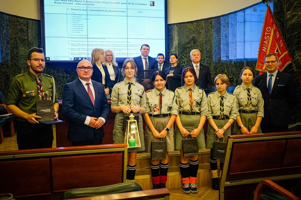 Betlejemskie Światełko Pokoju na Sesji Rady Miasta Chorzów. Ustalono budżet na 2024 Rok