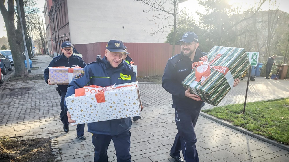 Świąteczne paczki dla dzieci z Ośrodka Wsparcia Rodziny w Chorzowie