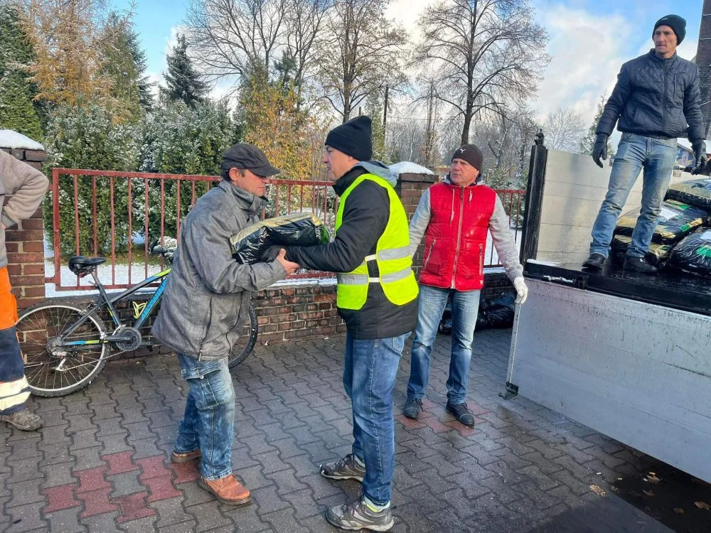 Stowarzyszenie Otwarte Świętochłowice przekazuje węgiel potrzebującym