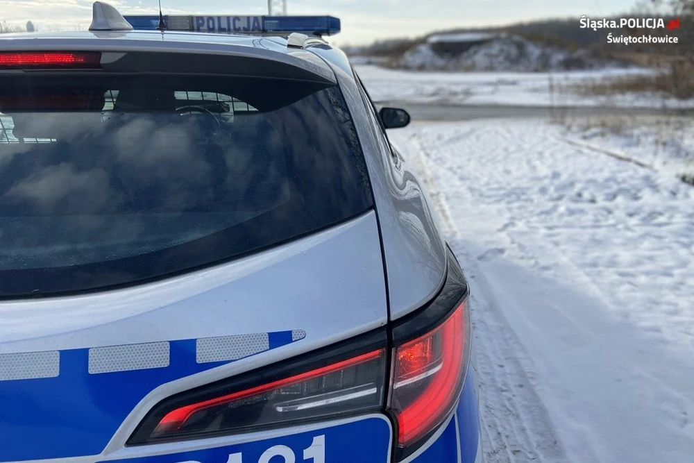 Policjanci uchronili mężczyznę przed wychłodzeniem. Blisko tragedii w Świętochłowicach