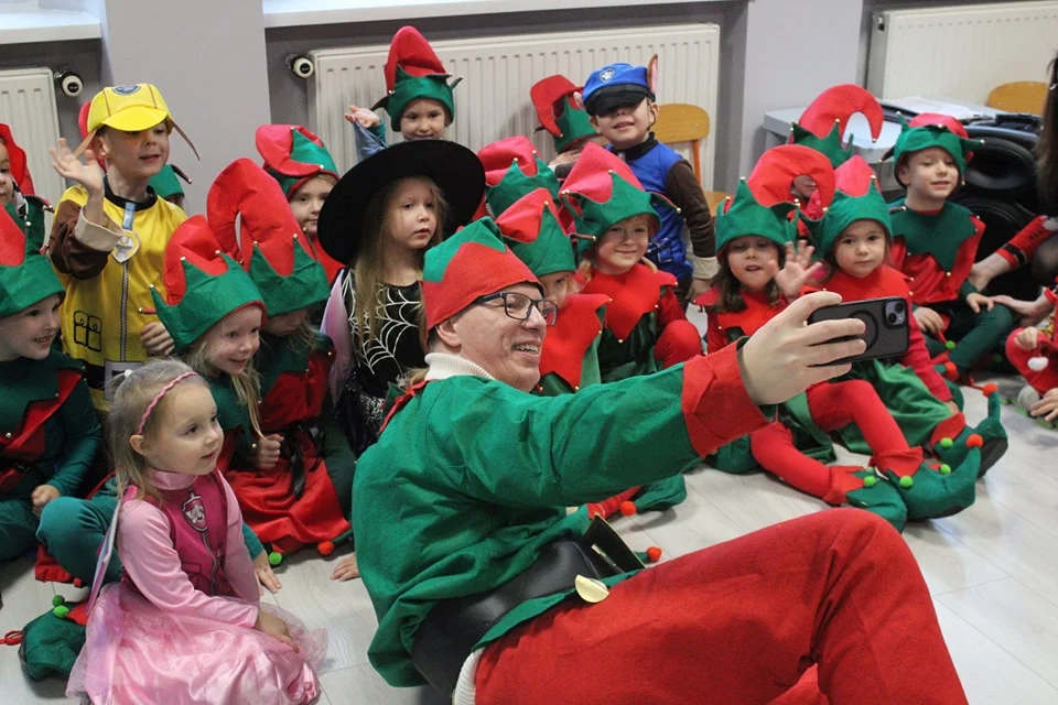 Prezydent Daniel Beger odwiedził świętochłowickie przedszkola z okazji Mikołaja