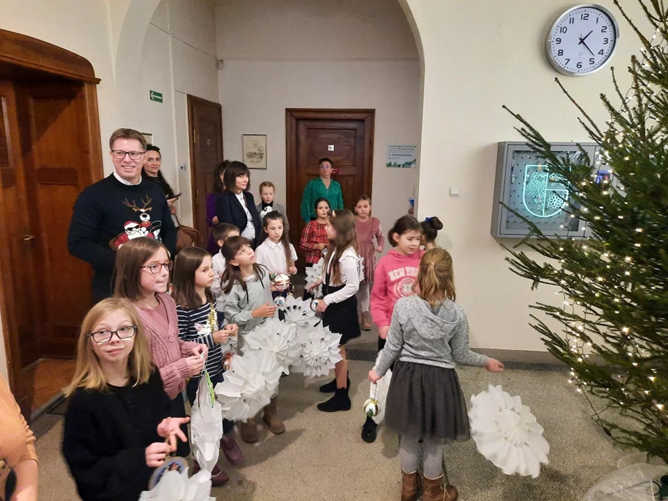 Uczniowie szkół podstawowych ozdobili choinkę w świętochłowickim urzędzie [ZDJĘCIA]