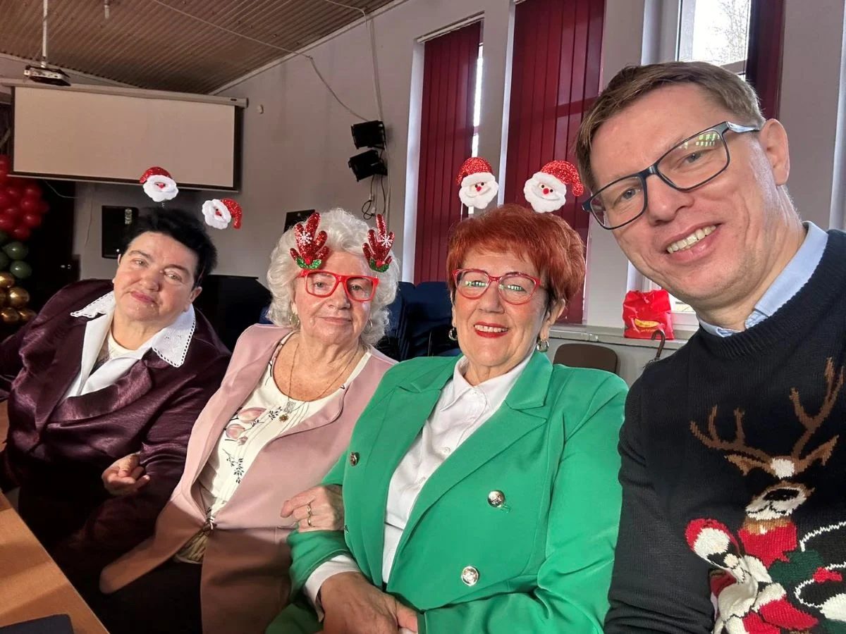 Przedświąteczne spotkanie w Młodzieżowym Domu Kultury. Z seniorami kolędował prezydent