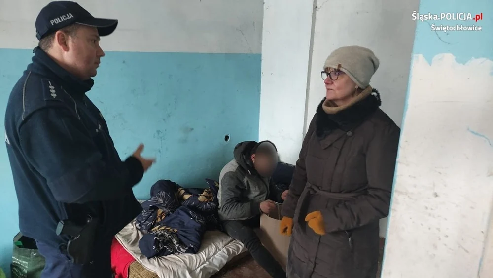 Świętochłowiccy policjanci rozdawali paczki potrzebującym