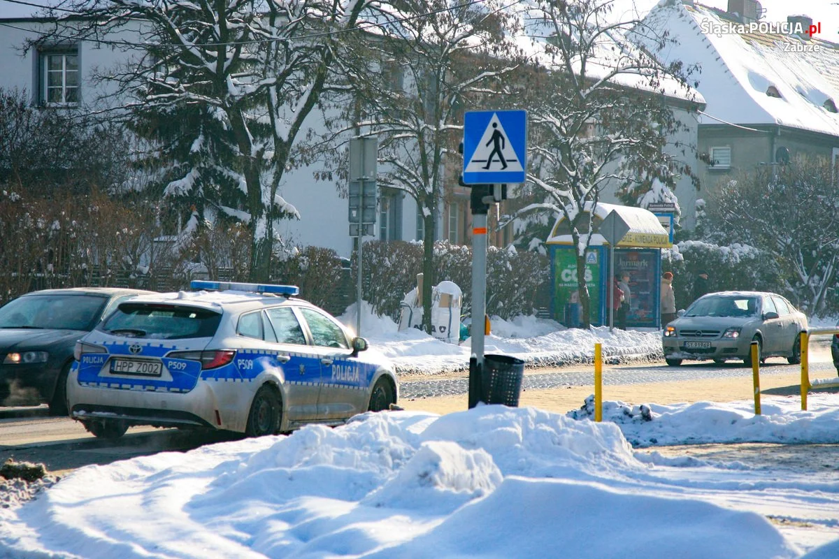 Pamiętajmy o obowiązku odśnieżania dachów, chodników i samochodów