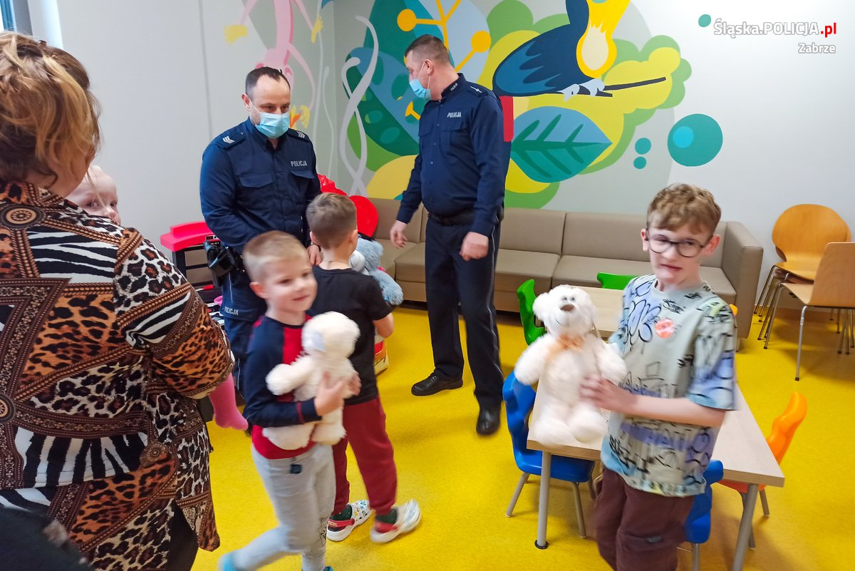 Mikołajkowe misie od zabrzańskich policjantów