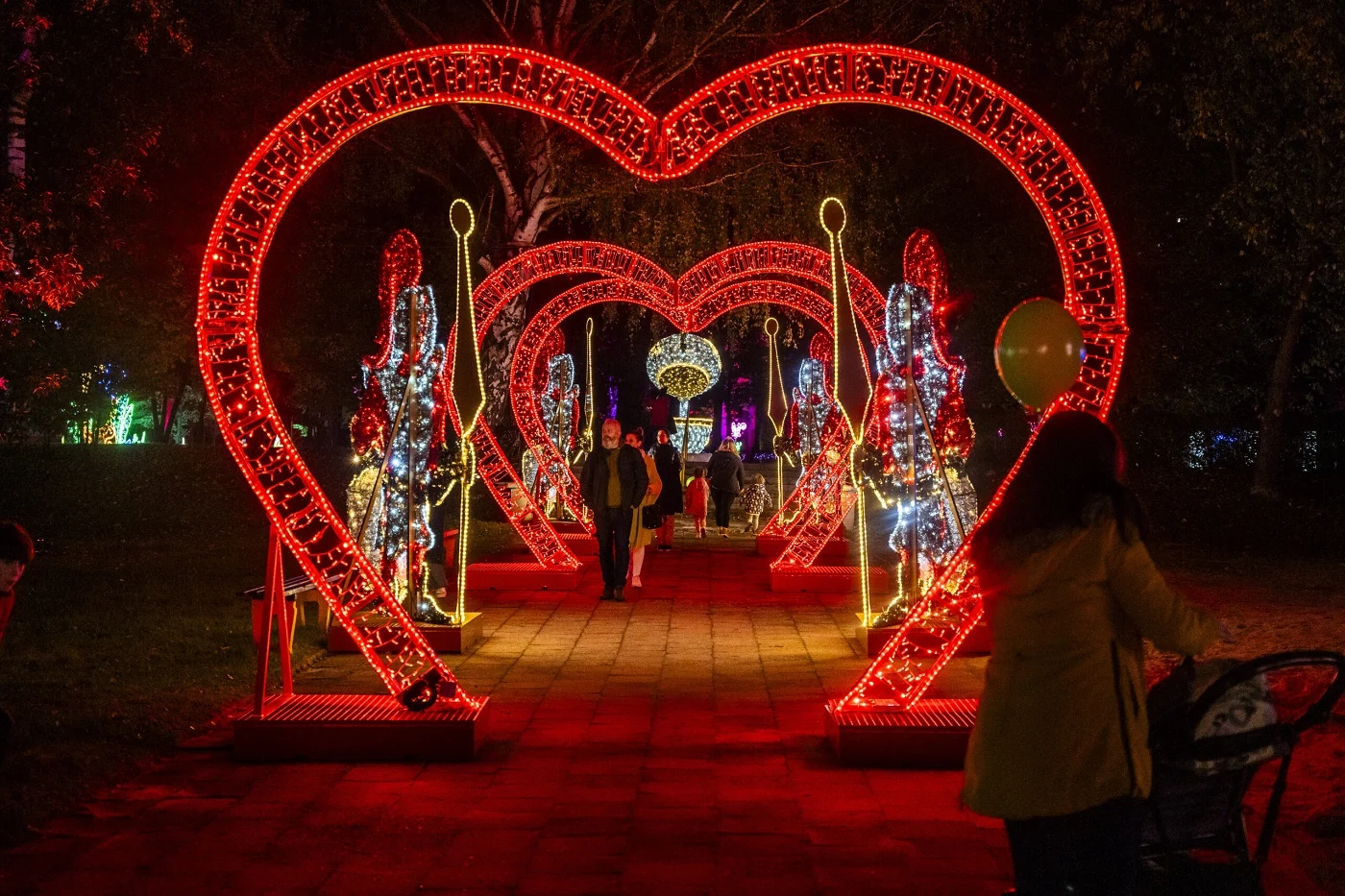 Ferie w mieście. Alicja w Krainie Czarów zagościła w Parku Miliona Świateł.