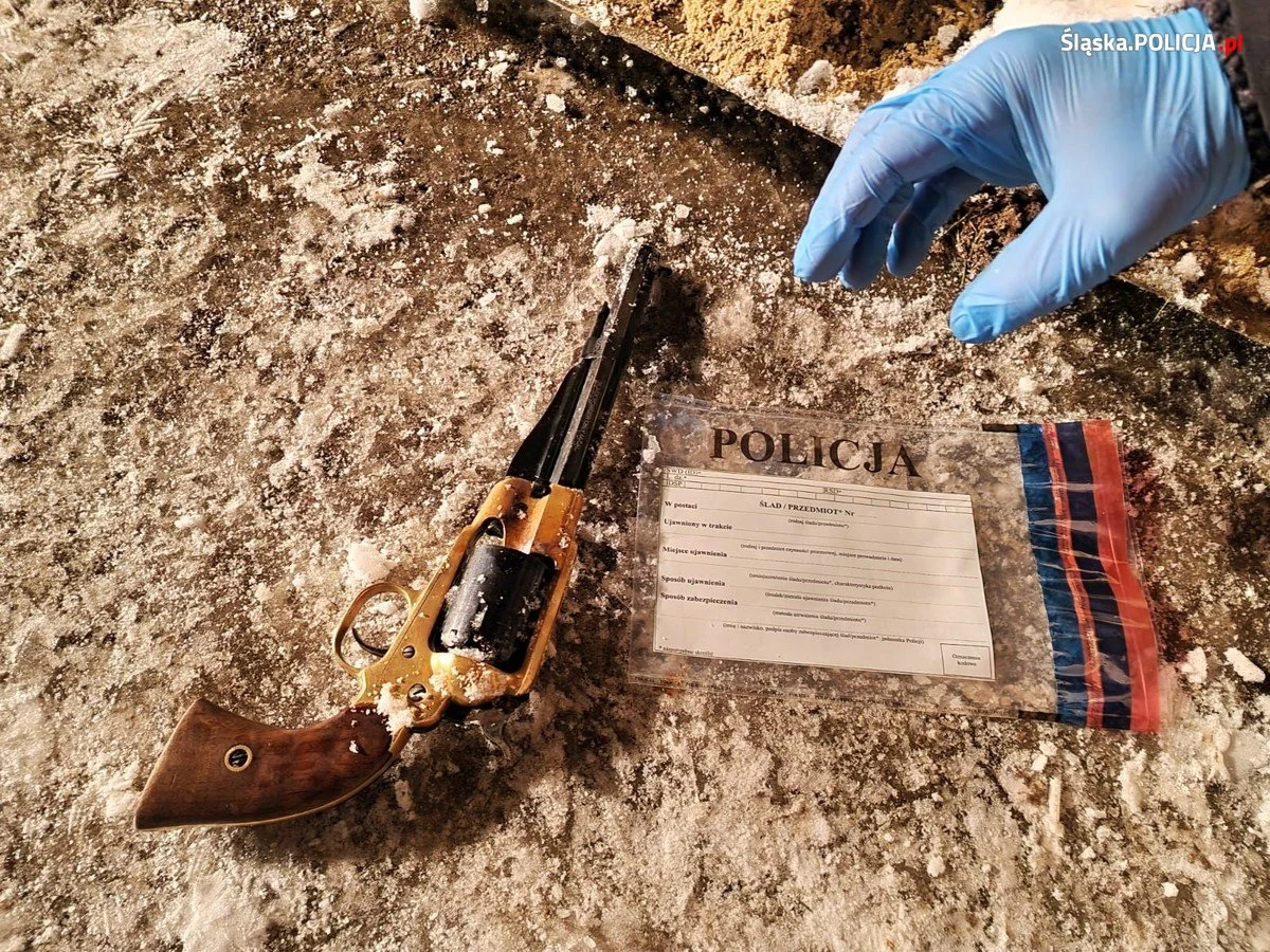 Pszczyna: Strzelał z rewolweru do policjantów. Ranny sprawca trafił do szpitala!