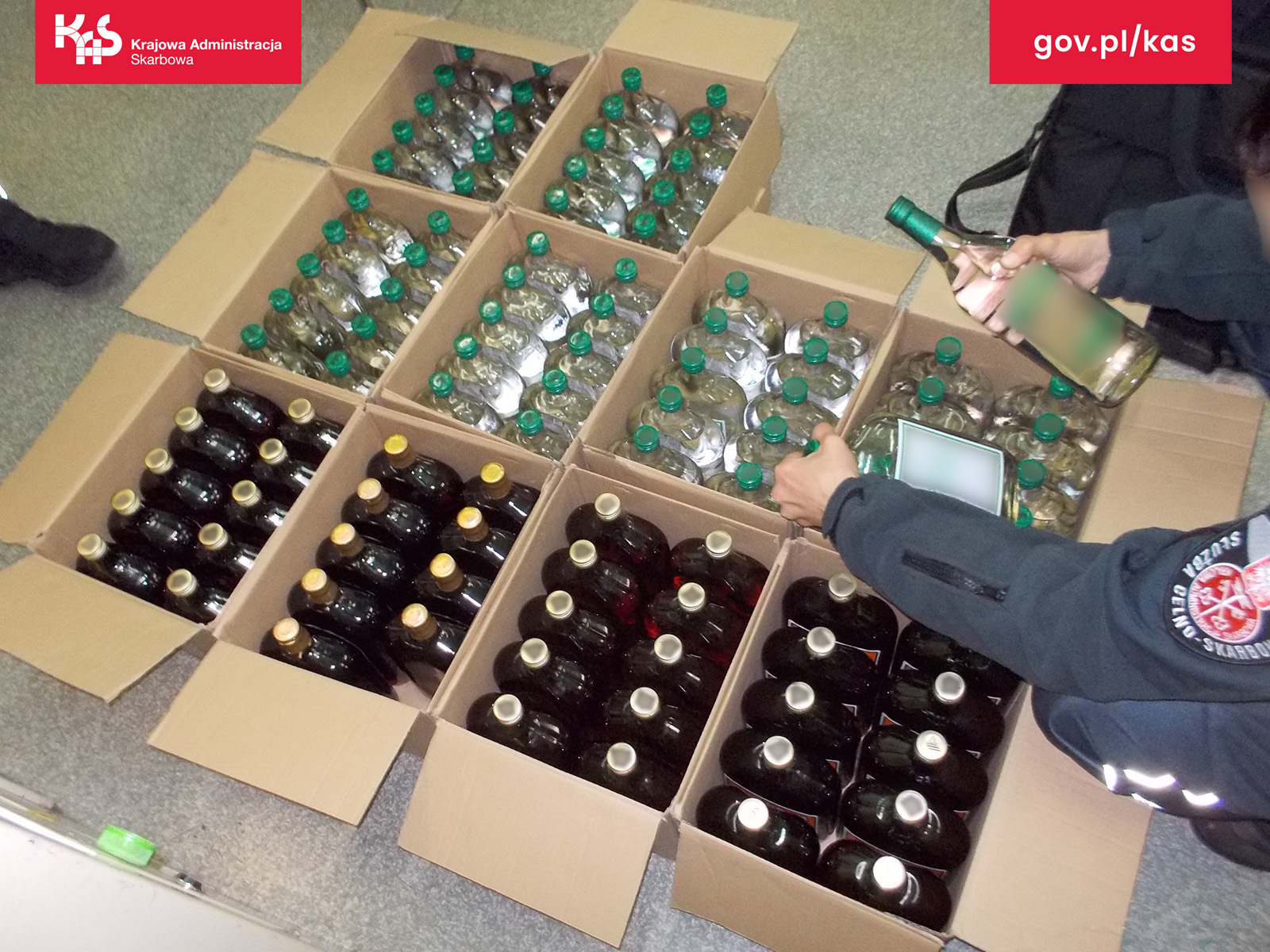 Bagażnik wypełniony nielegalnym alkoholem. Śląska KAS kontroluje samochody w powiecie cieszyńskim