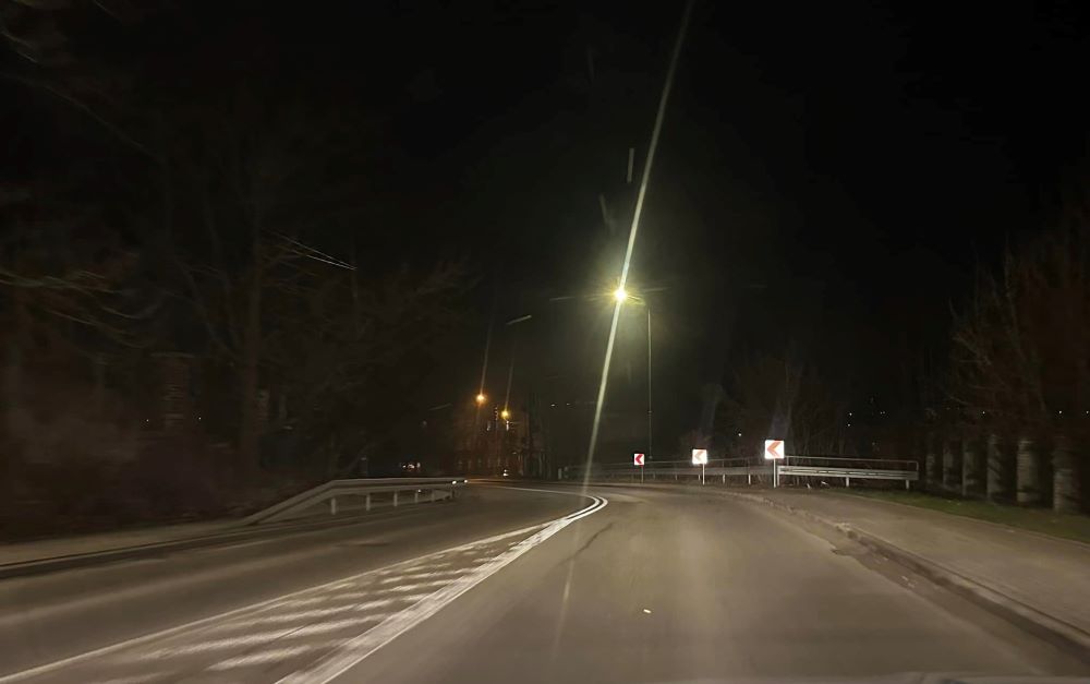 Zamiast barierek na zakręcie ustawiono dodatkowe znaki. Uzasadnieniem za wąski chodnik