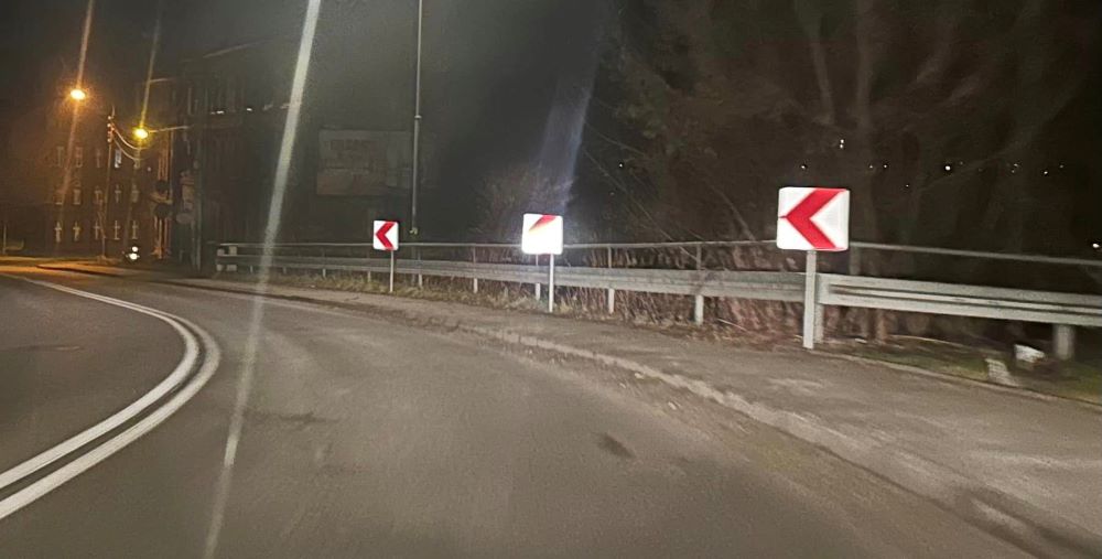 Zamiast barierek na zakręcie ustawiono dodatkowe znaki. Uzasadnieniem za wąski chodnik