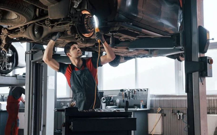 Awaria samochodu w trasie. Jak postępować i kogo wezwać na pomoc?