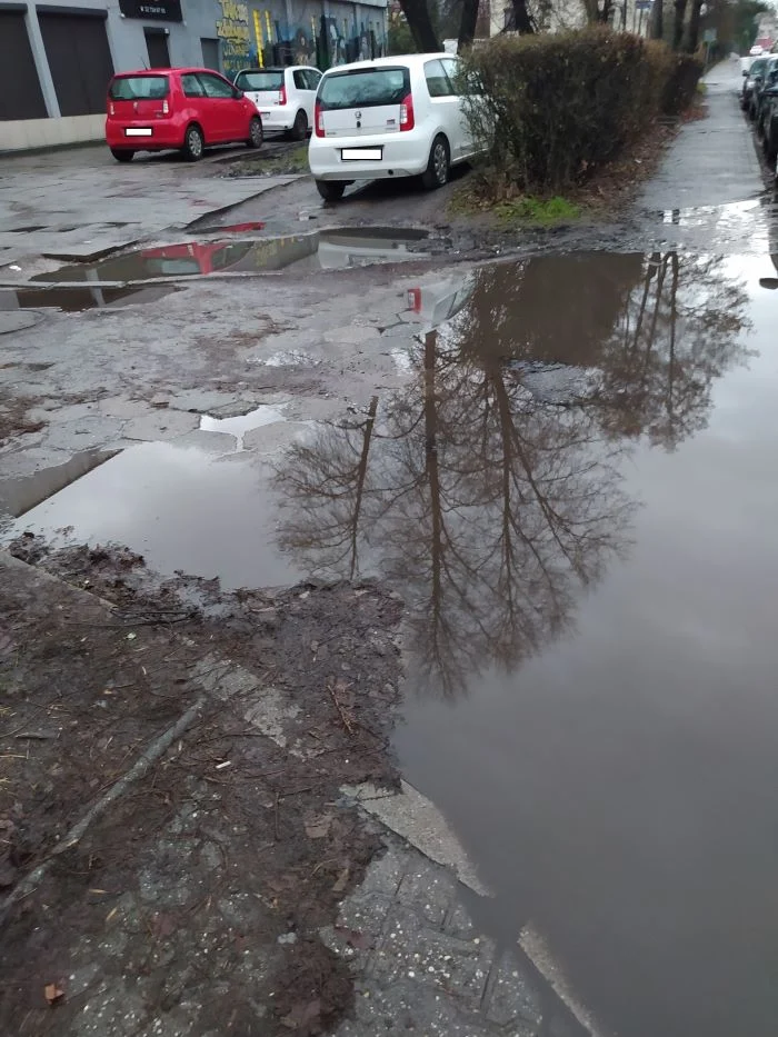 Trudna droga do Szkoły Podstawowej nr 24. Jezdnia i chodniki są regularnie zalane