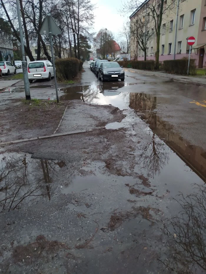 Trudna droga do Szkoły Podstawowej nr 24. Jezdnia i chodniki są regularnie zalane