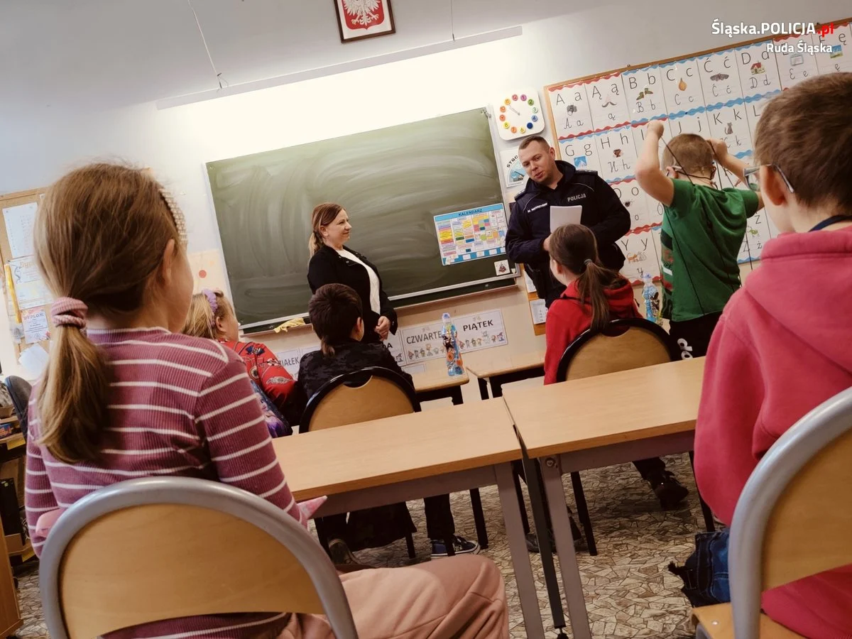Rudzcy policjanci edukują uczniów o bezpieczeństwie seniorów