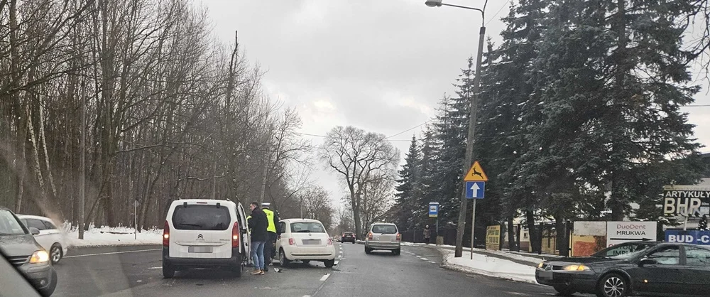 [AKTUALIZACJA] Zderzenie 2 pojazdów na ul. 1 Maja w Halembie. Trwają utrudnienia w ruchu!