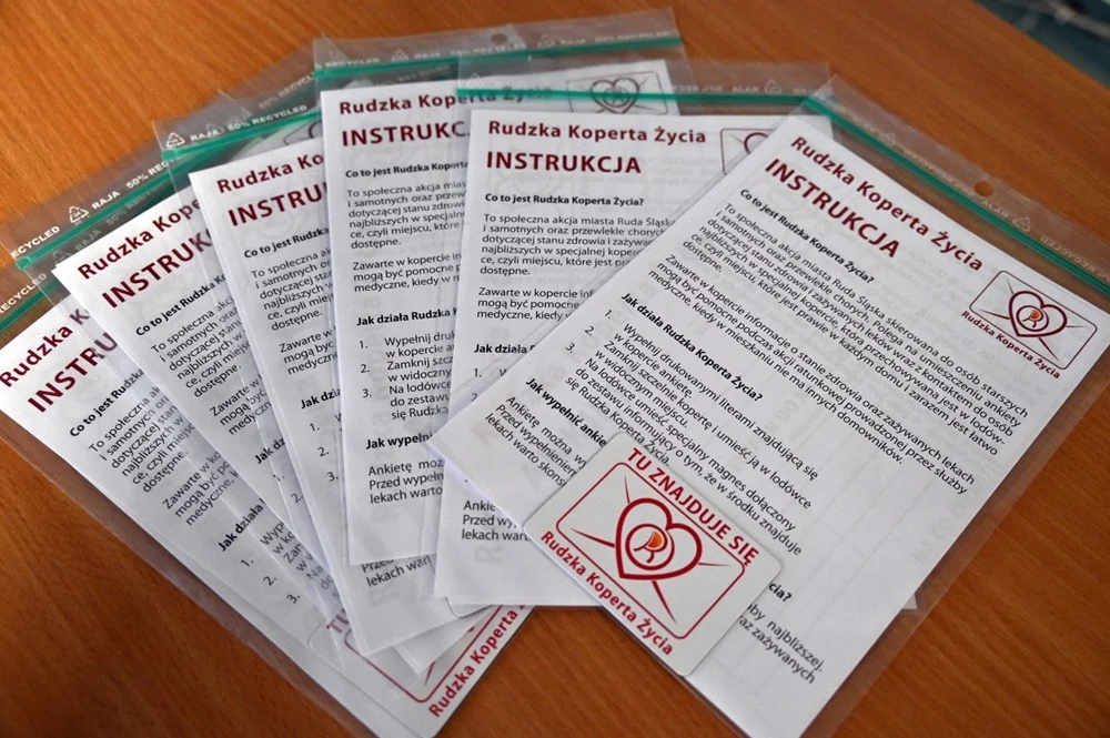 Ta koperta może uratować życie seniora. Możesz ją odebrać w rudzkim magistracie