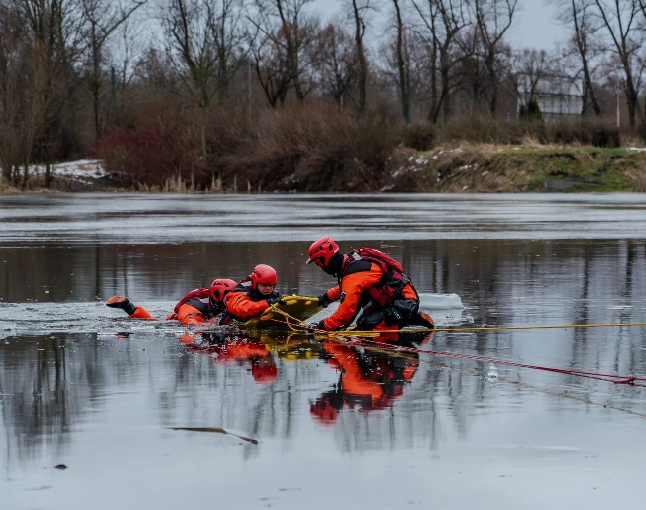 Rudzcy strażacy ćwiczyli na stawie "Kokotek". Zobaczcie zdjęcia