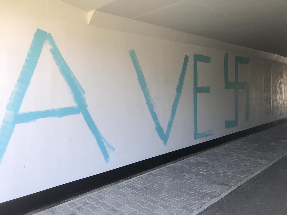 Swastyki oraz hasła propagujące nazizm wymalowane w przejściu pod trasą N-S