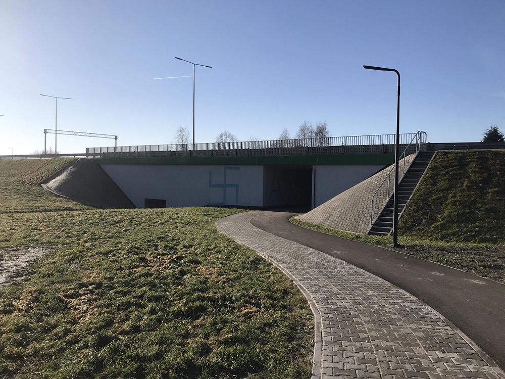 Swastyki oraz hasła propagujące nazizm wymalowane w przejściu pod trasą N-S