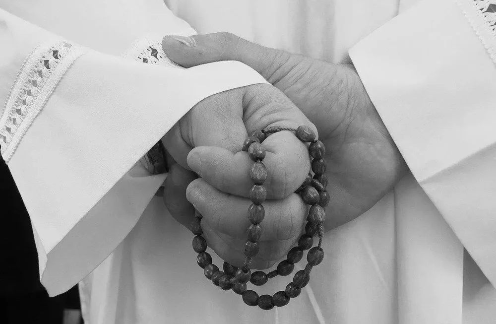 Skandal na plebanii w Dąbrowie Górniczej. Ksiądz usłyszał cztery zarzuty