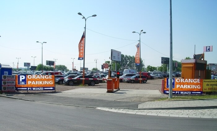 Parking przy lotnisku - praktyczne rady dla podróżnych